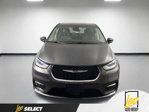Used 2023 Chrysler Pacifica Touring-L AWD/4WD image 2
