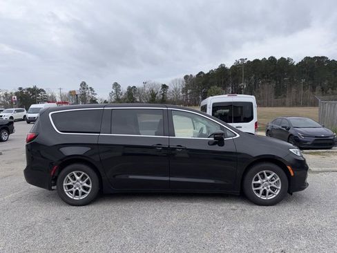Used 2023 Chrysler Pacifica Touring-L image 16