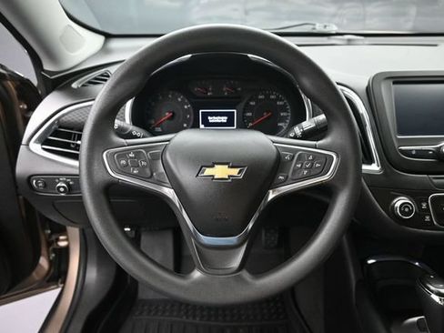 Used 2018 Chevrolet Malibu LT FWD image 18