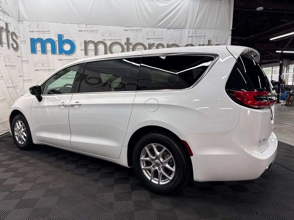 Used 2024 Chrysler Pacifica Touring-L FWD image 3