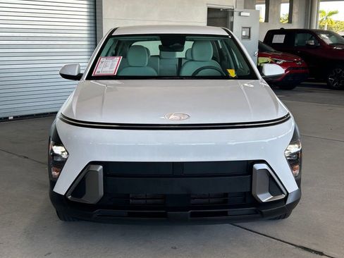 Used 2024 Hyundai Kona SE image 2