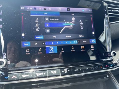 Used 2024 Jeep Wagoneer L Base image 9