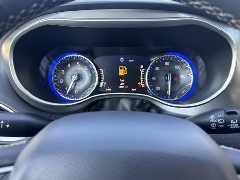 Used 2024 Chrysler Pacifica Touring-L FWD image 19