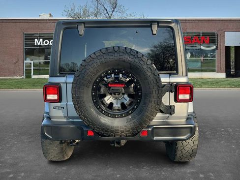 Used 2018 Jeep Wrangler Unlimited Sahara image 3