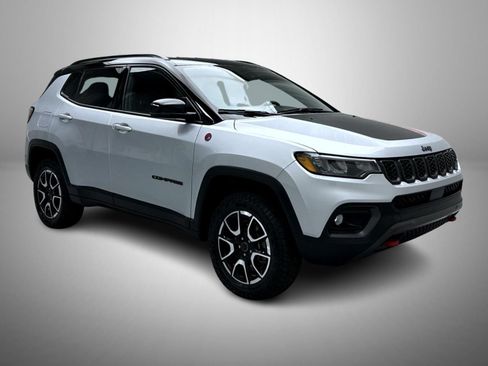 Used 2025 Jeep Compass Trailhawk AWD/4WD image 3