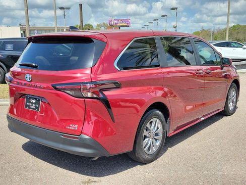 Used 2024 Toyota Sienna XLE image 3