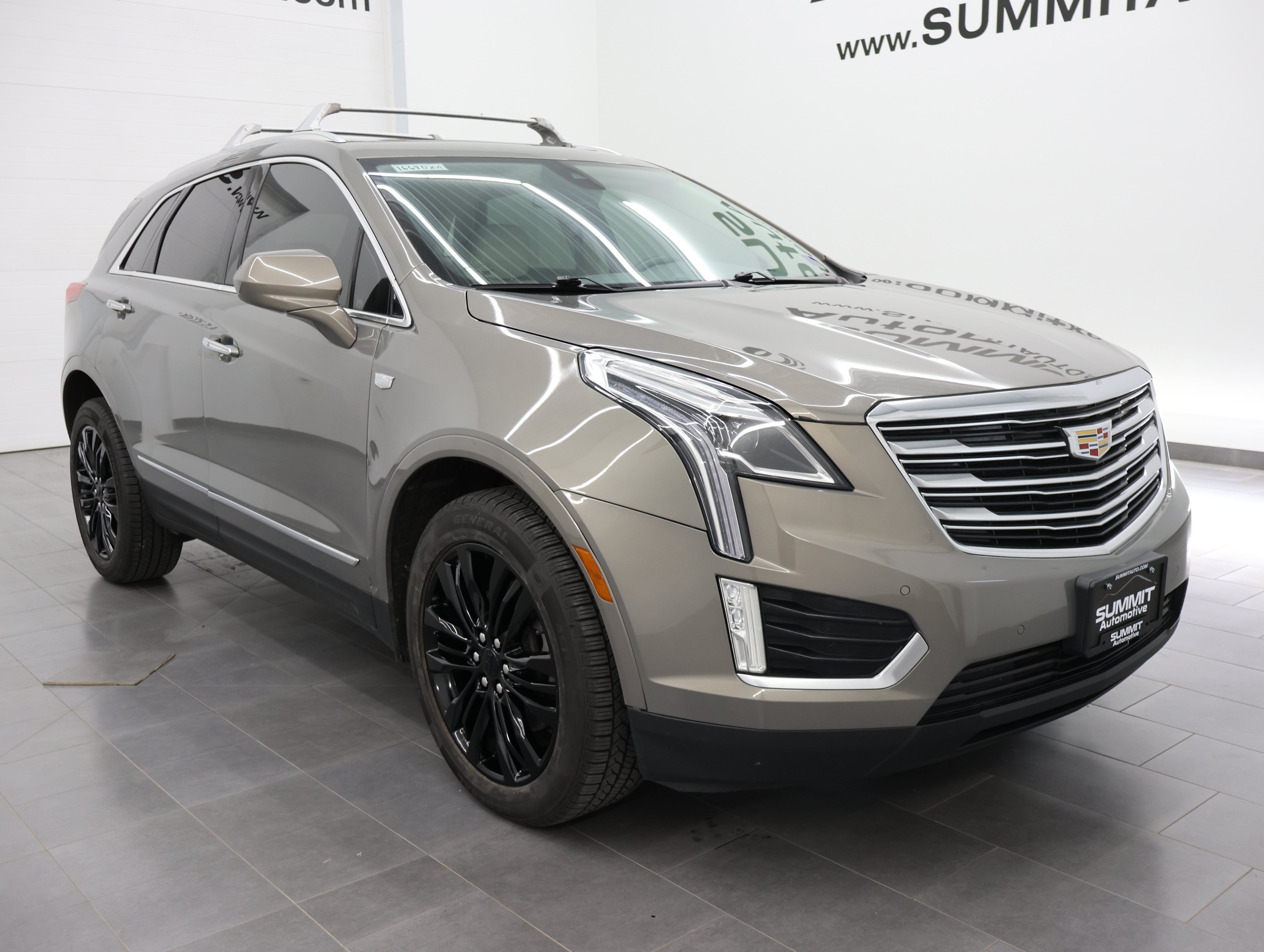 Used 2017 Cadillac XT5 Premium Luxury AWD/4WD image 2