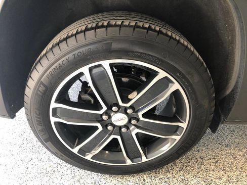 Used 2023 GMC Acadia SLT w/ Technology Package image 19