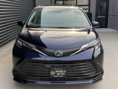 Used 2024 Toyota Sienna LE AWD/4WD image 4