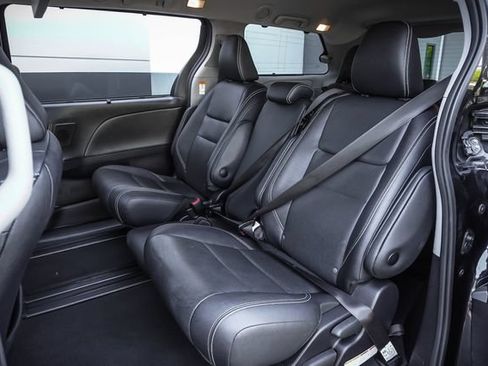 Used 2020 Toyota Sienna SE Premium FWD image 19