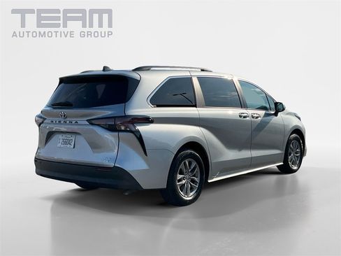 Used 2024 Toyota Sienna XLE image 7