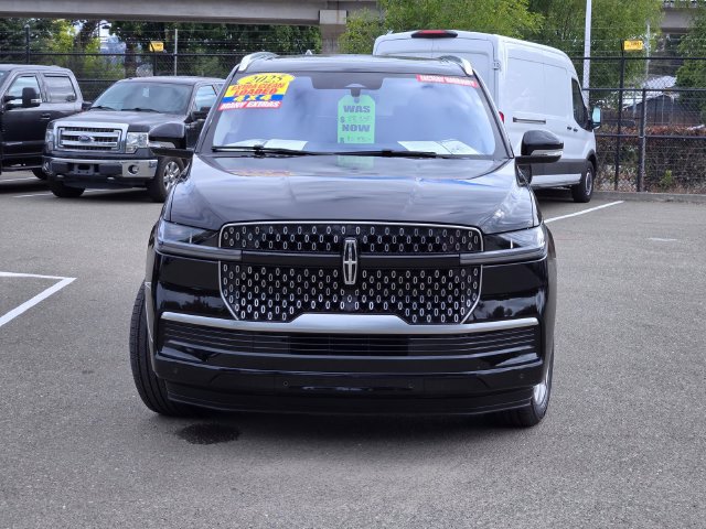 Used 2025 Lincoln Navigator L Reserve AWD/4WD image 2