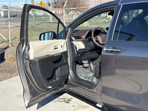Used 2022 Toyota Sienna Platinum image 10