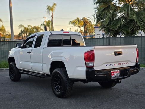Used 2017 Toyota Tacoma 2WD Access Cab image 3