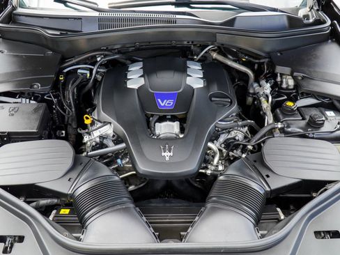 Used 2019 Maserati Levante S image 11