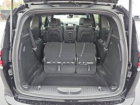 Used 2026 Chrysler Pacifica Select image 21