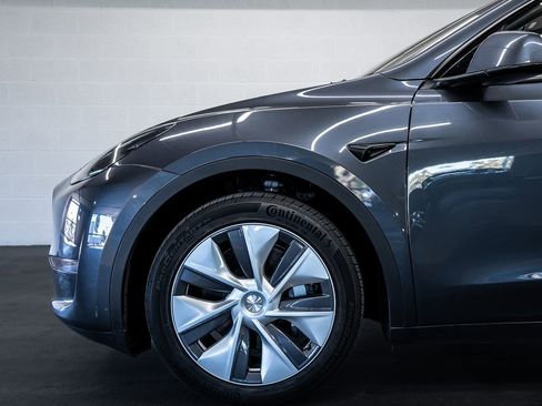 Used 2023 Tesla Model Y Long Range image 12