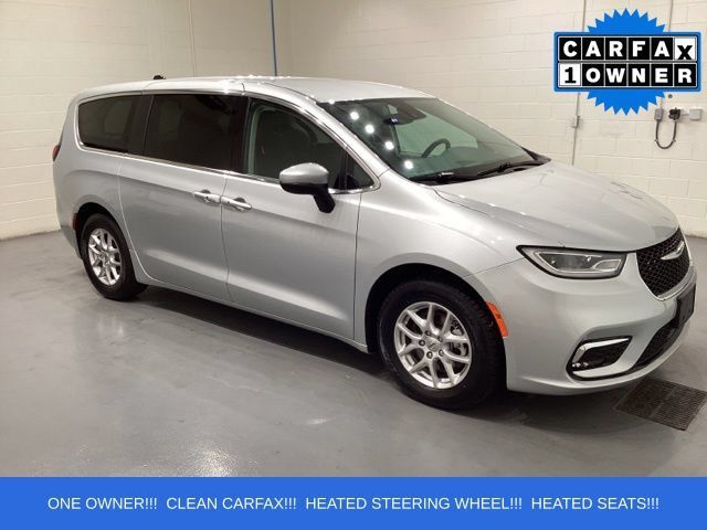 Used 2023 Chrysler Pacifica Touring-L FWD image 1