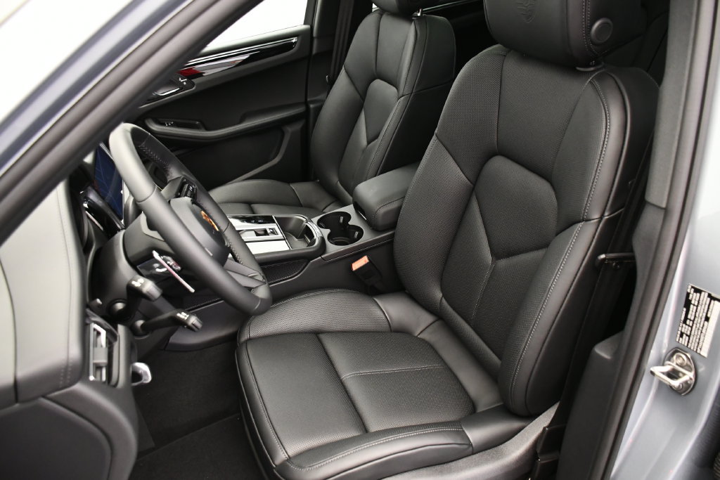 Certified 2026 Porsche Macan Turbo AWD/4WD image 42