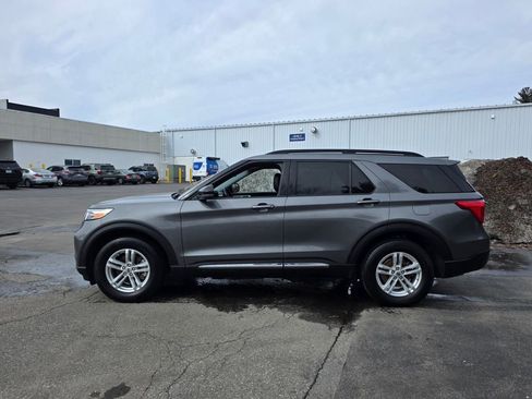 Used 2022 Ford Explorer XLT w/ Equipment Group 202A image 5