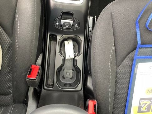 Used 2023 Jeep Renegade Altitude w/ Sun/Sound Group AWD/4WD image 12