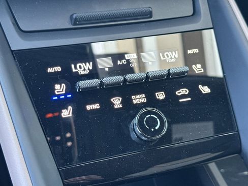 Used 2025 Porsche Macan 4S Electric AWD/4WD image 21