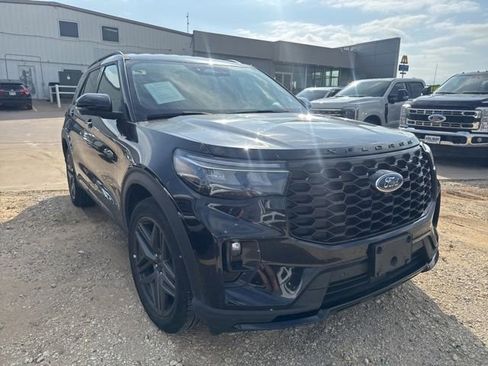 Used 2025 Ford Explorer ST-Line w/ ST-Line Street Pack AWD/4WD image 8