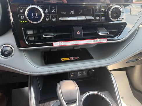 Used 2025 Toyota Highlander Platinum AWD/4WD image 24