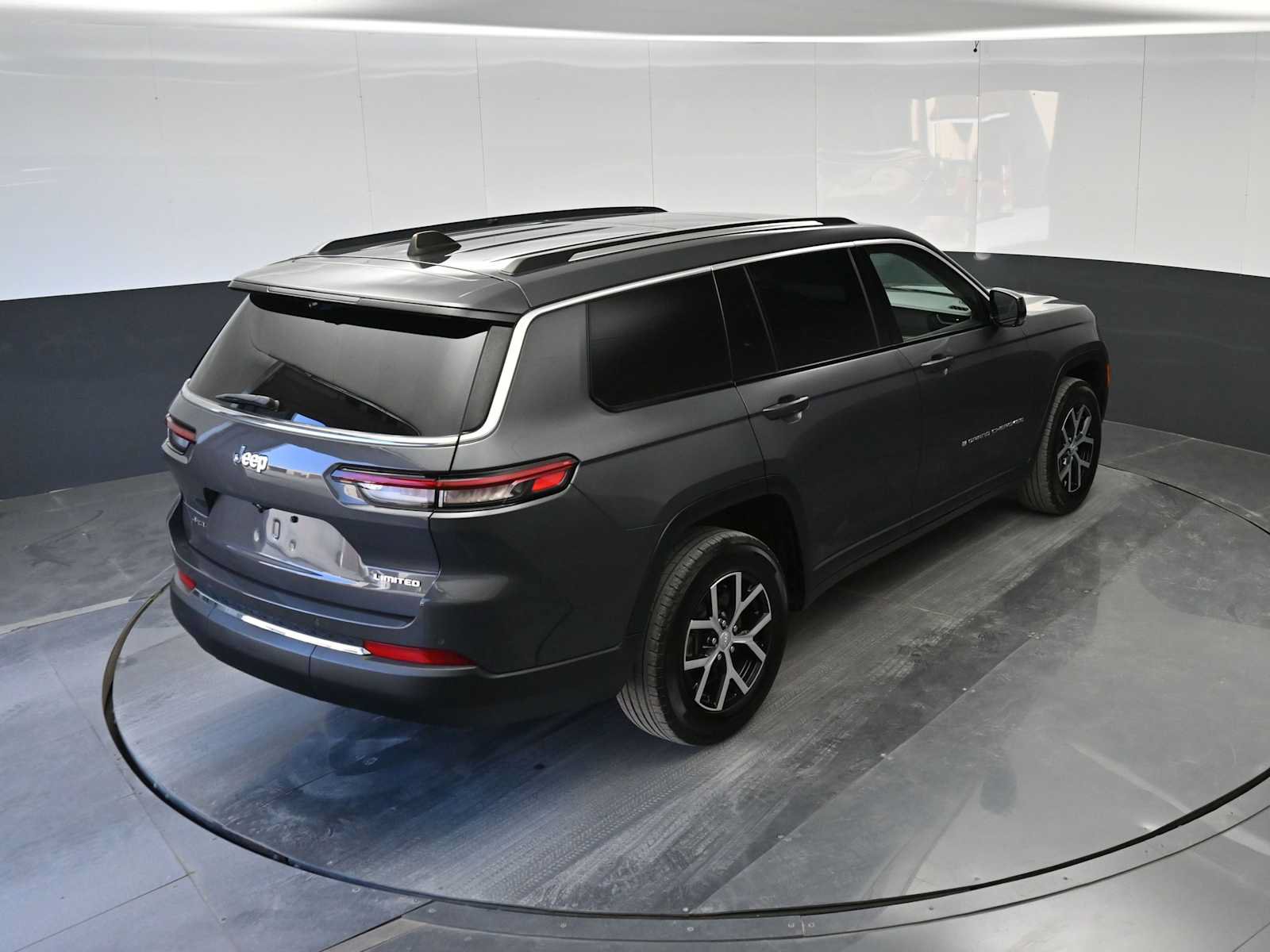 Used 2023 Jeep Grand Cherokee L Limited w/ Luxury Tech Group II AWD/4WD image 31