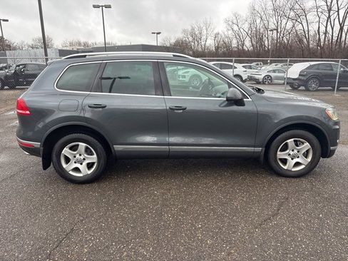 Used 2016 Volkswagen Touareg Sport image 4