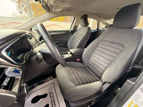 Used 2017 Ford Fusion SE w/ Fusion SE Technology Package image 16