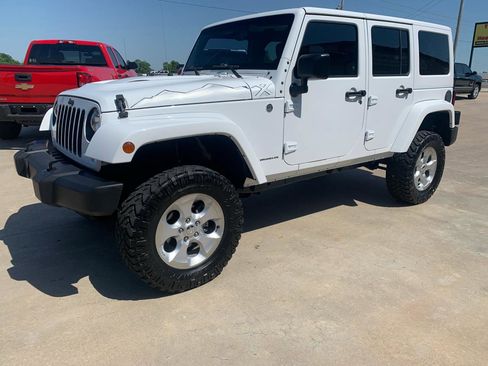 Used 2015 Jeep Wrangler Unlimited Sahara AWD/4WD image 3