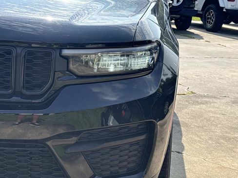 Certified 2023 Jeep Grand Cherokee Altitude AWD/4WD image 9