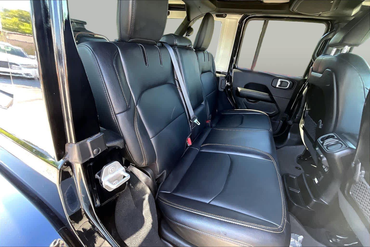 Used 2024 Jeep Wrangler Unlimited Sahara AWD/4WD image 32