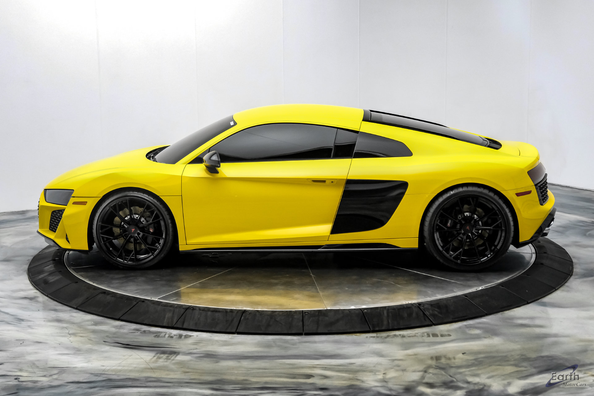 Used 2021 Audi R8 V10 w/ Premium Package RWD image 9