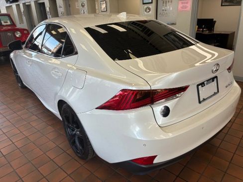 Used 2018 Lexus IS 300 image 5
