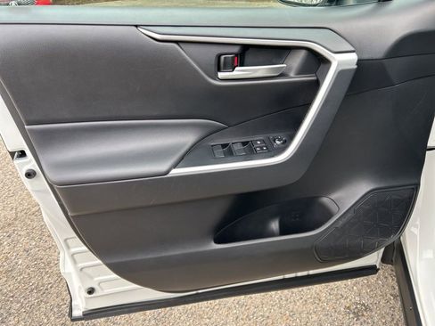 Used 2021 Toyota RAV4 XLE FWD image 16