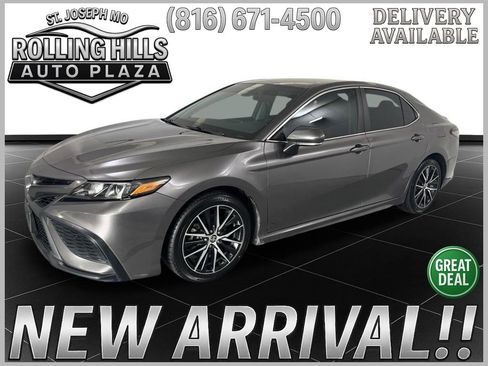 Used 2022 Toyota Camry SE FWD image 1