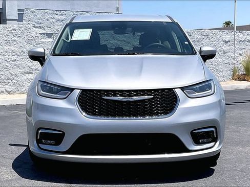 Used 2023 Chrysler Pacifica Touring-L FWD image 2