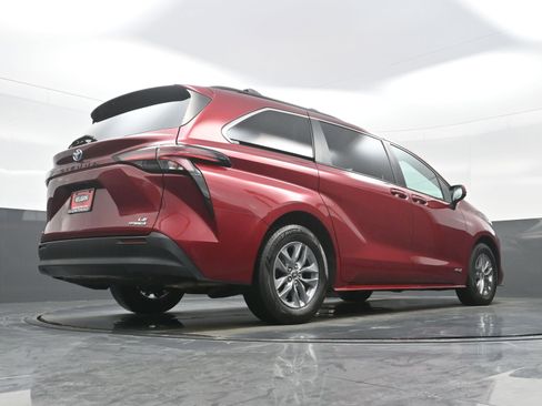Used 2021 Toyota Sienna LE image 33