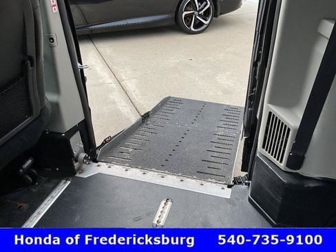 Used 2017 Dodge Grand Caravan SXT FWD image 25