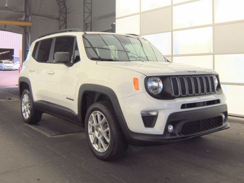 Used 2023 Jeep Renegade Latitude w/ Sun & Fun Group AWD/4WD image 4
