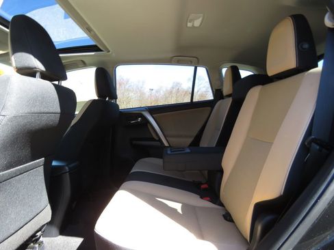 Used 2017 Toyota RAV4 XLE w/ Carpet Mat Package AWD/4WD image 19