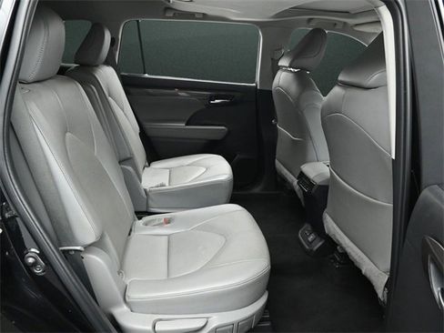 Used 2022 Toyota Highlander Limited image 19
