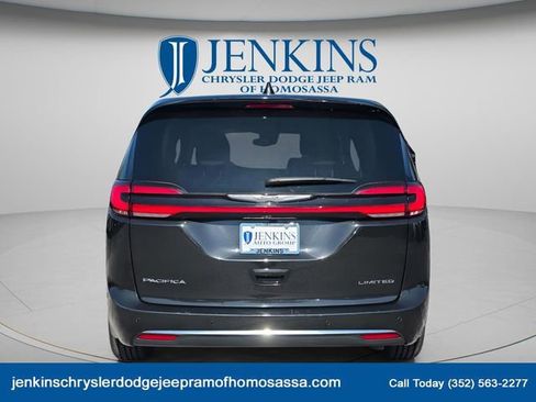 Used 2024 Chrysler Pacifica Limited FWD image 5