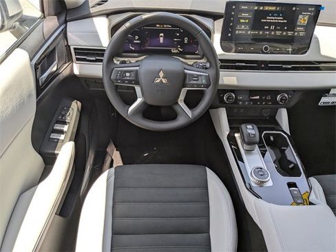 New 2025 Mitsubishi Outlander SE image 16