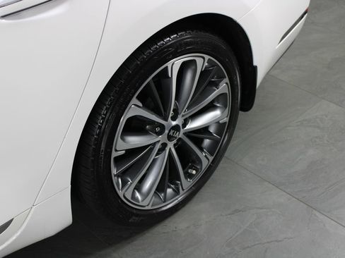 Used 2019 Kia Cadenza Technology image 10