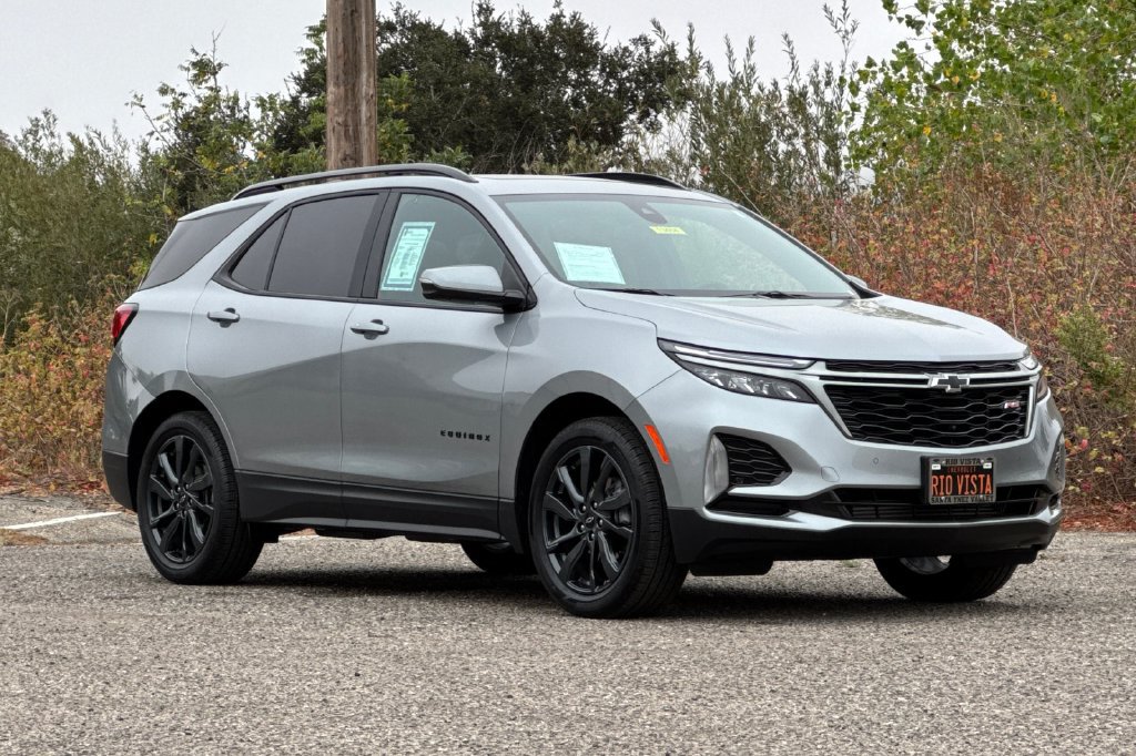 Used 2023 Chevrolet Equinox RS w/ RS Leather Package FWD image 2