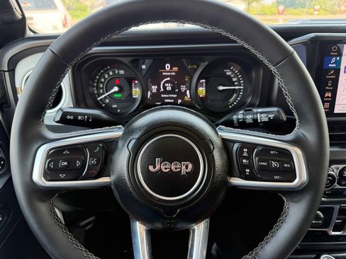 Used 2025 Jeep Wrangler Unlimited Sahara AWD/4WD image 37