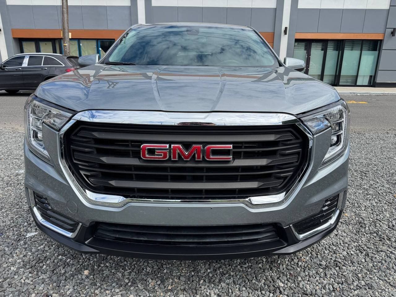 Used 2024 GMC Terrain SLE AWD/4WD image 2